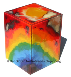 Regenboog als glaskunst urn
