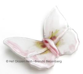 Roze vlinder met witte accenten in glaskunst