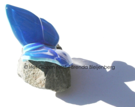 Glazen vlinder in rustig aqua blauw