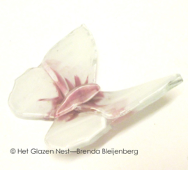 Witte vlinder met roze accenten