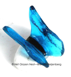 Vlinder in aquablauw glas
