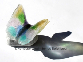 Kleine glazen vlinder in zachte kleuren