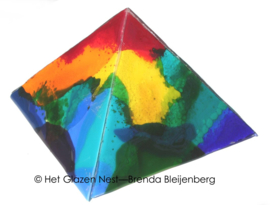 Glaskunst piramide iin abstracte regenboog kleuren