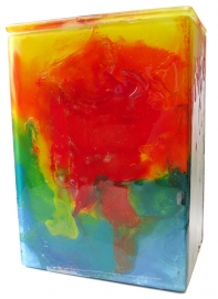 glazen urn met abstracte "engelen" figuren