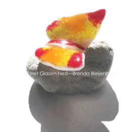 Kleine speelse glas vlinder in oranje en rood