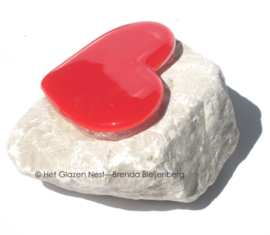 klein hartje in tomaat rood op steen steentje