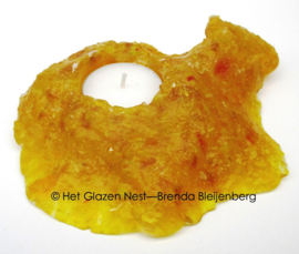 Geel waxinelichtje als glazen mini urn