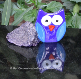 kleine uil in blauwe handgevormde steen