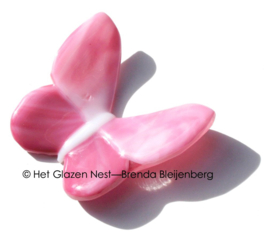 Roze glazen vlinder met ronde vleugels