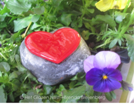 mini urn met rood hartje