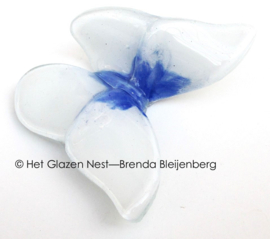 Kleine vlinder in wit en blauw glas
