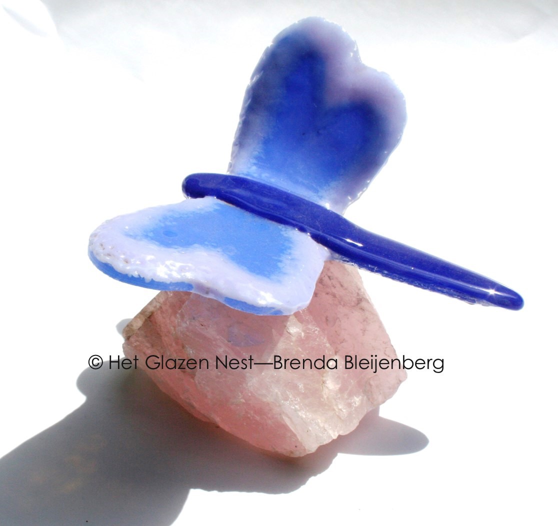 Abstracte libelle op rozenkwarts