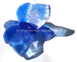 Kleine teerblauwe vlinder op glasbrok