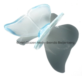 Glazen vlinder in wit en aqua kleuren