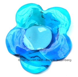 Kleine bloem in abstract aqua blauw glas