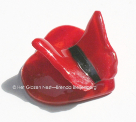 Kleine rode vlinder op rood hartje van glaskunst