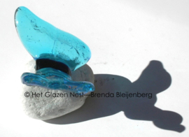 Kleine vliegende glasvlinder op steentje