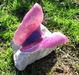 Roze vlinder  op roze en witte steen