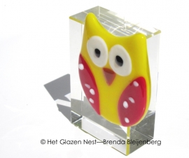 Geel met rood uiltje op blank glas