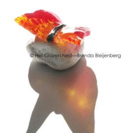 Kleine rood en gele vlinder van glas