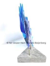 Beeld in blauw glas