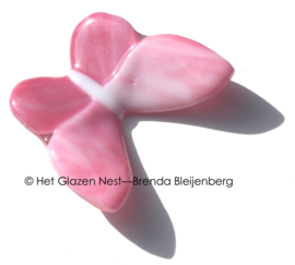 Roze glazen vlinder met ronde vleugels