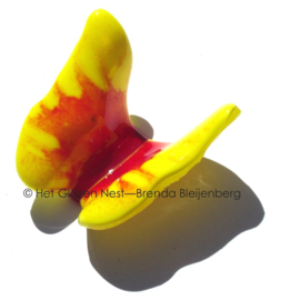 Speelse vlinder in geel en rood