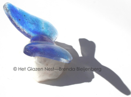 Kleine blauwe vlinder op ruw bergkristal