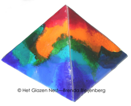Glaskunst piramide iin abstracte regenboog kleuren