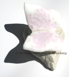 Kleine witte vlinder met roze stipjes