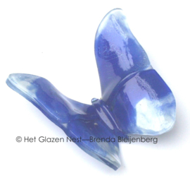 Blauwe vlinder met witte accenten