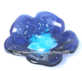 Blauw paarse glazen bloem