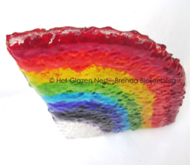 Speelse regenboog in doorzichtig glas