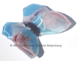 Kleine glazen vlinder in pastel kleuren
