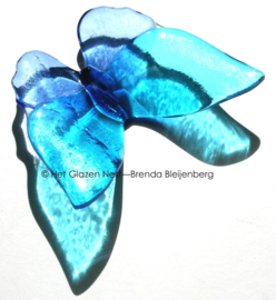 Glazen vlinder in rustig aqua en blauw