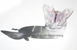 Licht roze vlinder op olielampje van mond geblazen glas