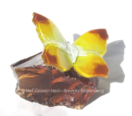 Gele vlinder op amber glas