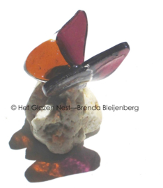 kleine vlinder in lila en oker
