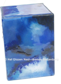 Glazen urn in blauwe glaskunst