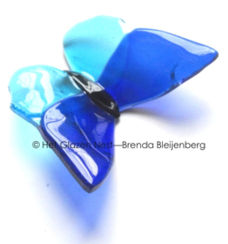 Kleine vlinder in blauw en aqua glas