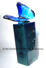 Glazen urn  met blauwe vlinder