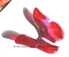 Vlinder van glaskunst in rood en roze