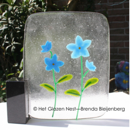 Kleine blauwe bloemen in glaskunst