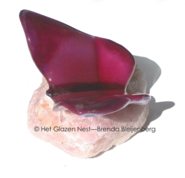 Grote roze vlinder op rozenkwarts