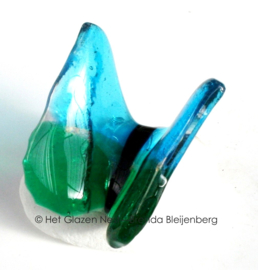 Vlinder in rustig zeegroen glas