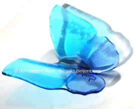 Glazen vlinder in rustig aqua en blauw
