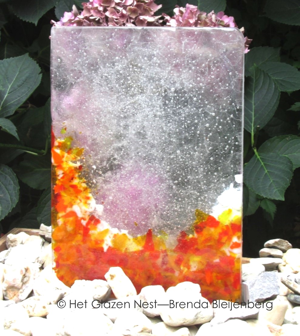 grillige object in blank en oranje glas