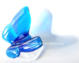 vlinder in blauwtinten op casting glas steen