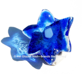 Kleine blauwe ster-bloem in glaskunst