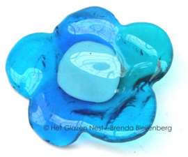Kleine bloem in abstract aqua blauw glas